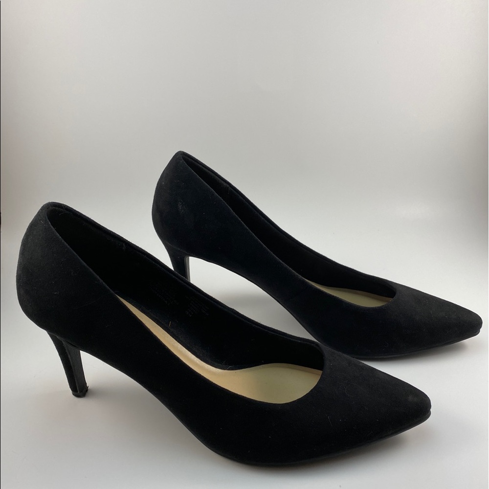 Black pumps